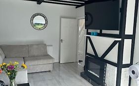 3 Bedrooms Birmingham Escape
